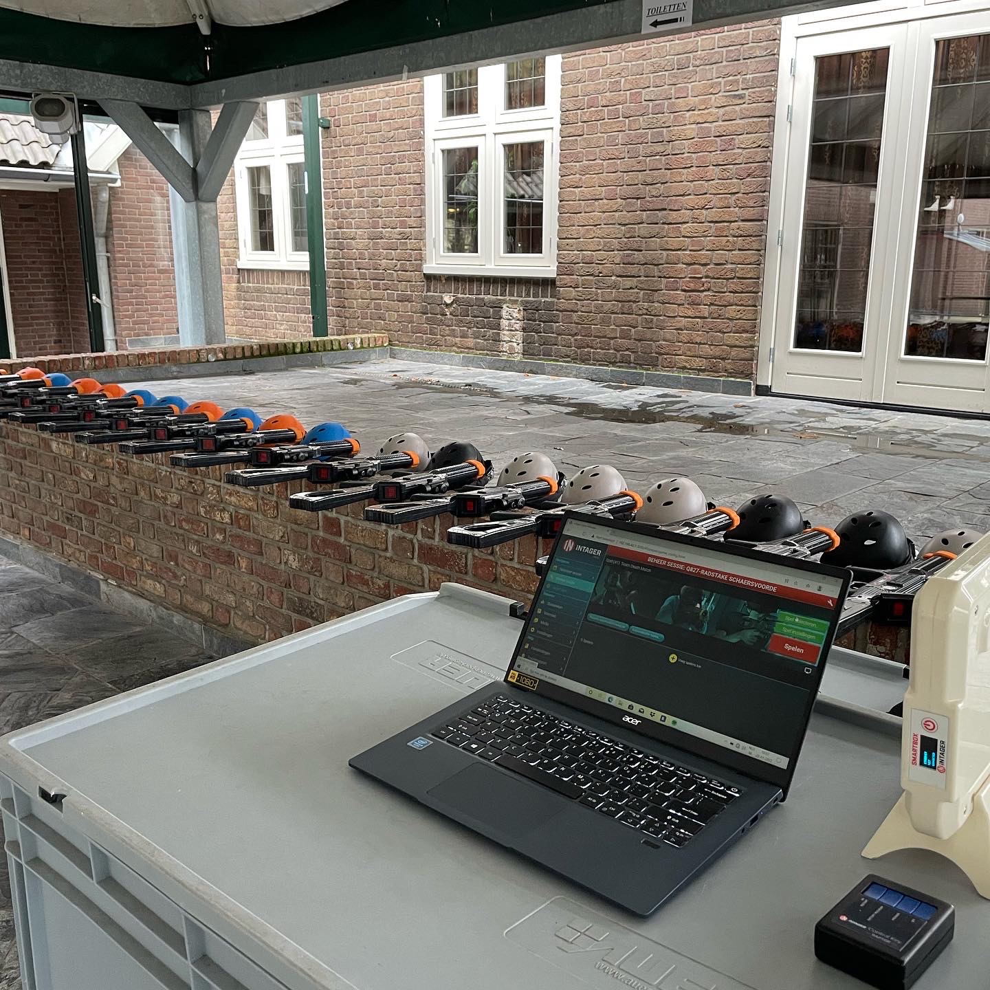 E85858BA-DA25-44DE-AB37-09A1E69AD5E9